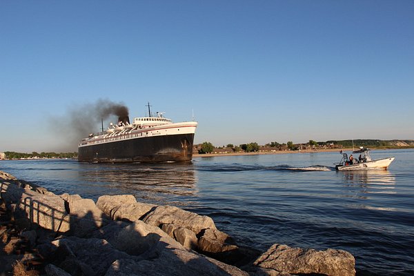 ludington mi hotels near ferry