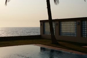 حمام السباحة والشاطئ