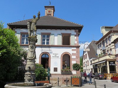 Vitrines de couteaux régionaux - Picture of L'Elsass, le couteau Alsacien,  Riquewihr - Tripadvisor