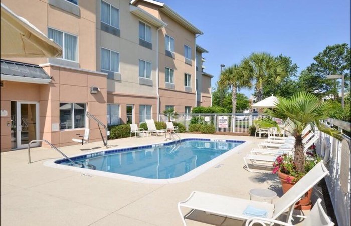 Fairfield Inn & Suites Charleston North/University Area Pool: Pictures ...