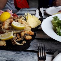 tabla de mar y campo (para cuatro personas) con ensalada verde