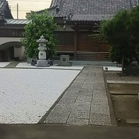 境内の地面の白さが印象的