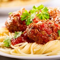Espaguete ao molho de tomate com almôndegas