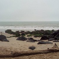 Pqnos espaços de areia que pode ser acessado atraves de escadas na passarela
