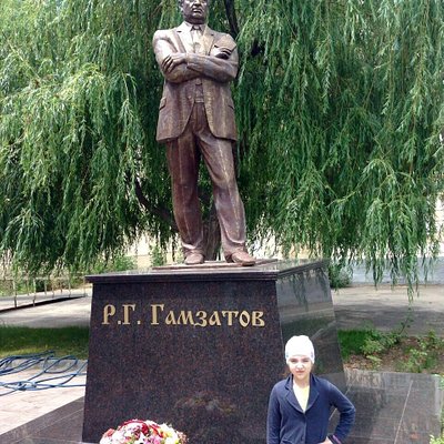 Памятник Расулу Гамзатову