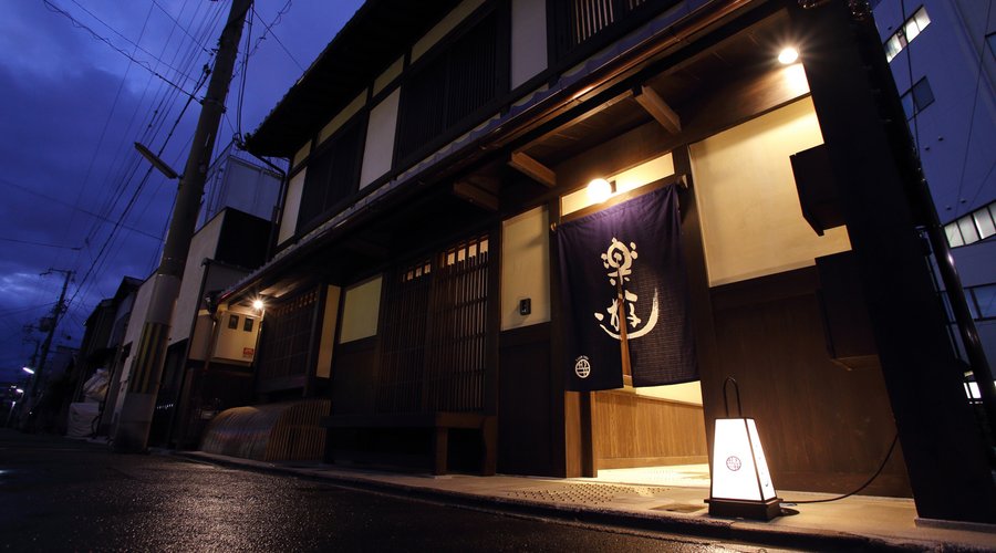 京町家のデザインを生かした新築の旅館です。