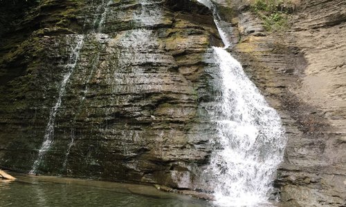 We went in early morning during the week. The glen was shady and cool. It was a peaceful walk th