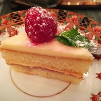 Mini sponge cake with fresh raspberry