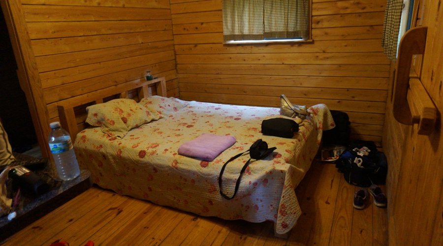 entry room dbl bed bare bones 2 room c4