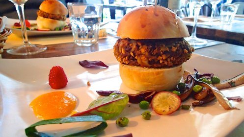 hamburger vegetariano con fagioli rossi, porro, crusca e cipolla rossa.