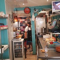 de la tres bonne cuisine. un couscous delicieux. un patron et sa serveuse super sympas. on y rev