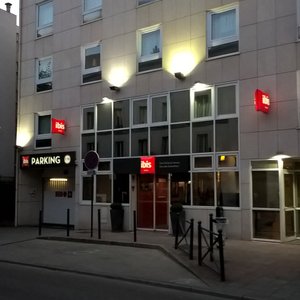 Hôtel Ibis Vanves, assez petit. Parking à gauche.