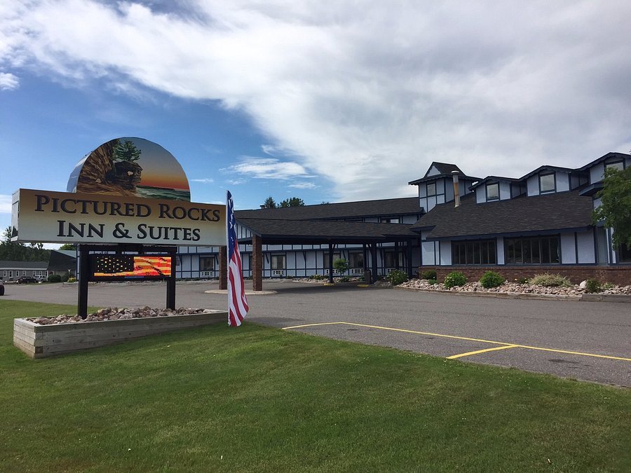 hotels near pictured rocks cruises