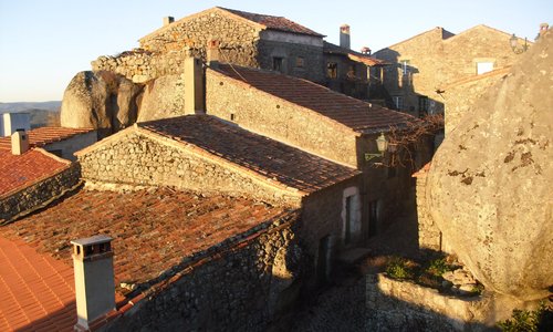 Ruas e casas de pedra