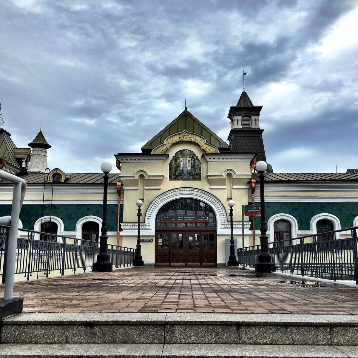 Вокзал владивосток. Railroad Terminal Владивосток. Вокзал Владивостока 2020. ЖД вокзал Владивосток внутри.