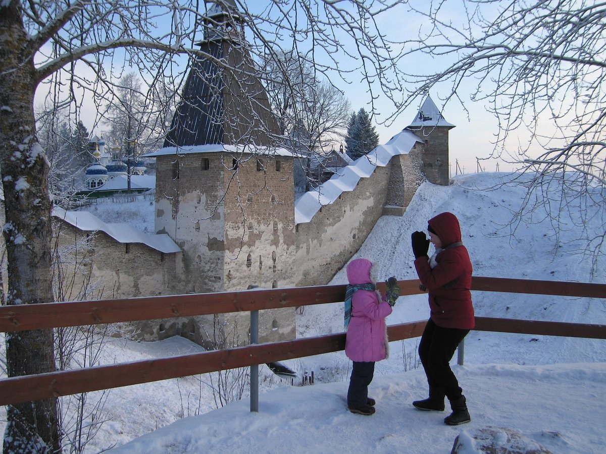 Псков Изборск Печоры экскурсия с Пскова. Экскурсии в Псков из СПБ. Прогулка Псковская. Экскурсии из Пскова в Пушкинские горы однодневные.