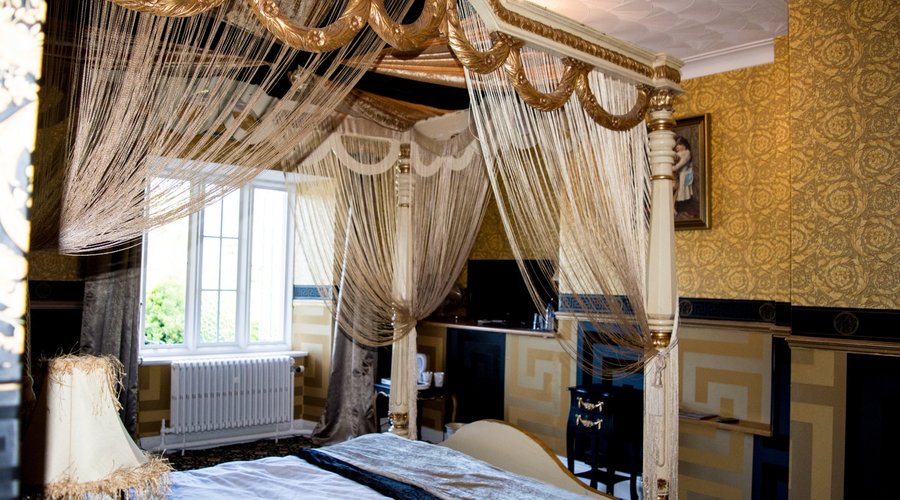 Bridal fourposter bed