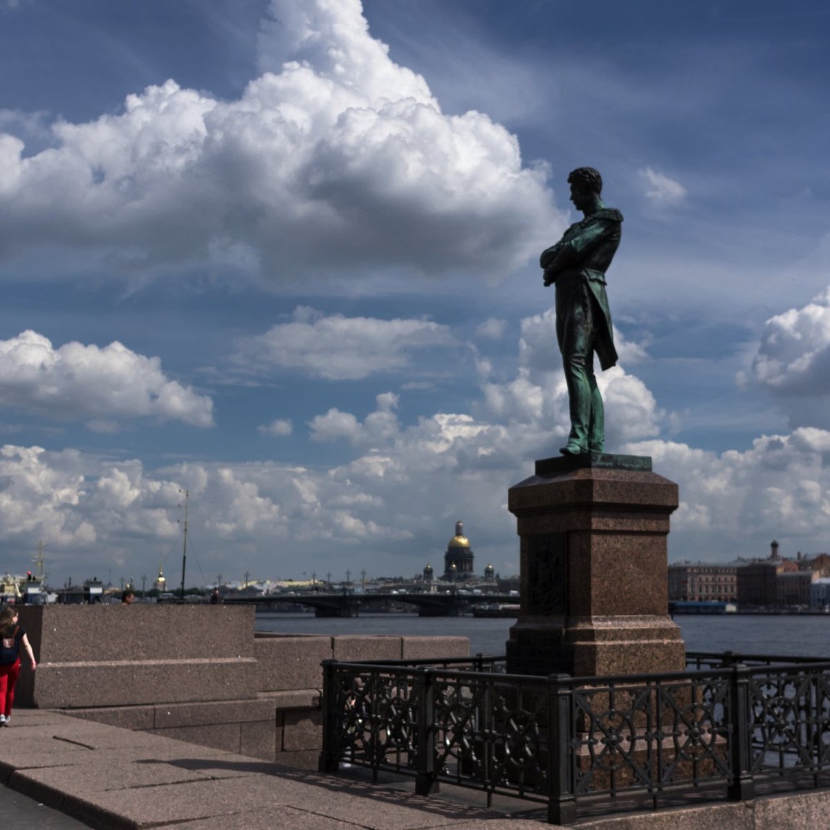 Стой питер. Памятник Крузенштерну в Санкт-Петербурге. Крузенштерн памятник в Петербурге. Лейтенанта Шмидта наб.памятник Крузенштерну. Набережная лейтенанта Шмидта Санкт-Петербург памятники.