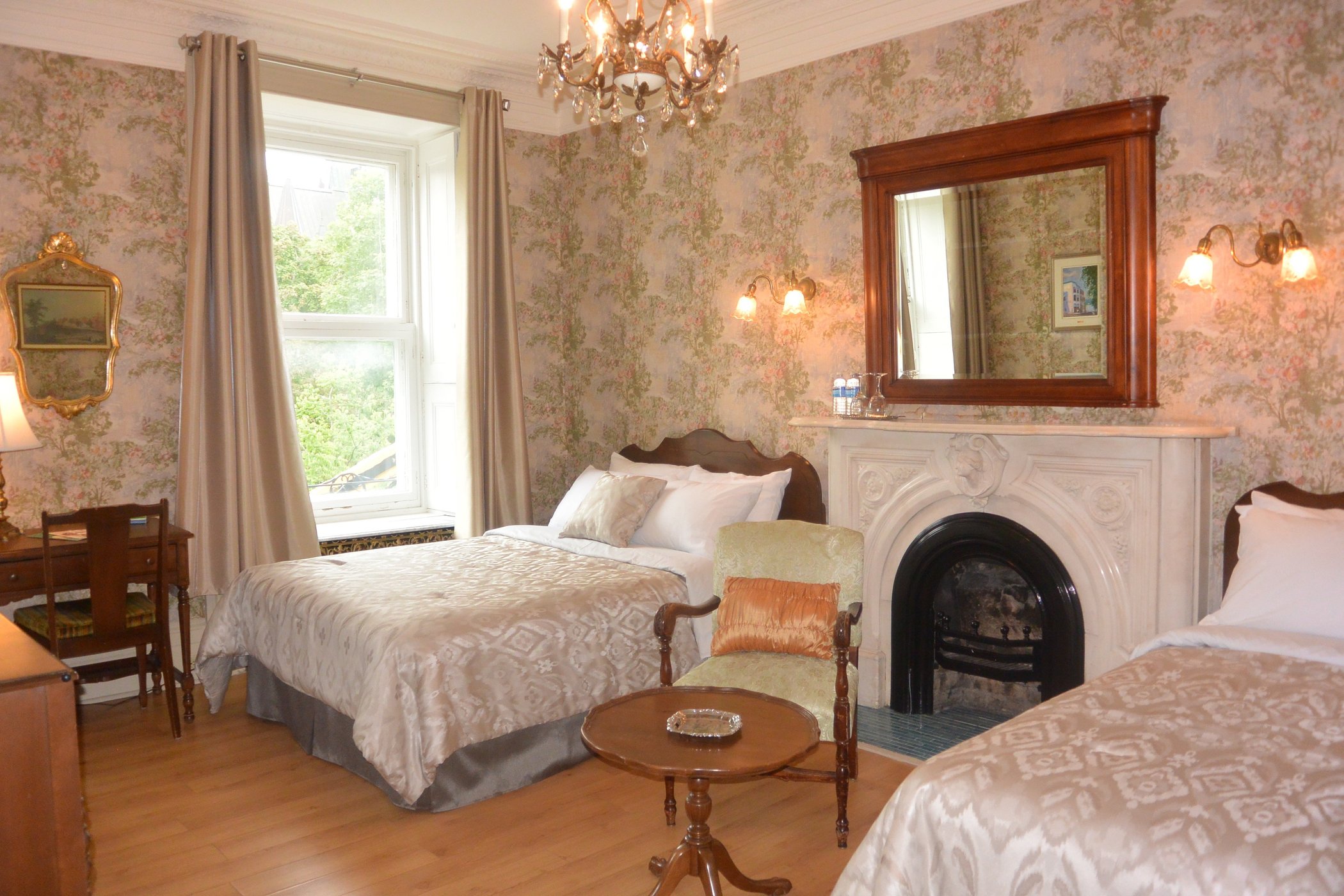 HOTEL MANOIR STE-GENEVIÈVE - Old Port Quebec by null