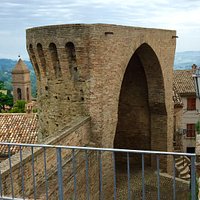 porta ogivale lungo la cinta di mura della Rocca di Offagna