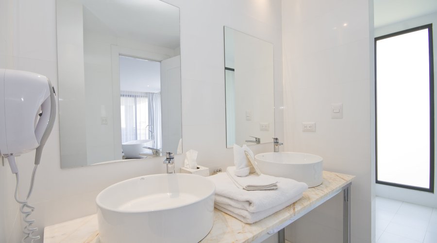 Suites water front view bathroom