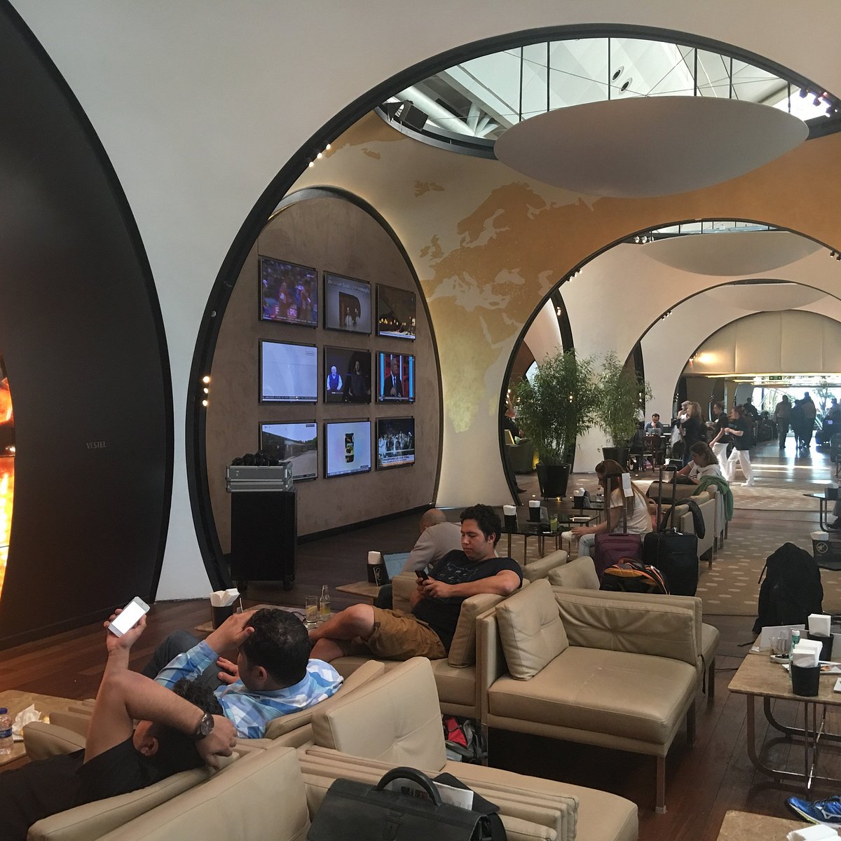 Turkish airlines lounge. Лаунж Туркиш Эйрлайнс в Стамбуле. Turkish Airlines бизнес класс лаунж в Стамбуле. Аэропорт Истанбул зал ожидания. Лаундж в Стамбуле Аэрофлот.