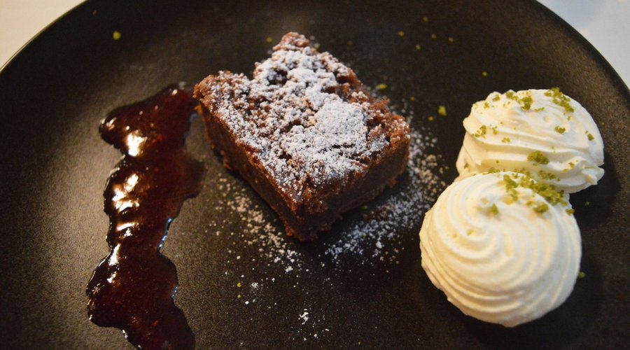 Brownie med glass som efterrätt
