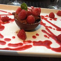 Demi-shère de mousse au chocolat "pure caraïbe" et framboises fraiches