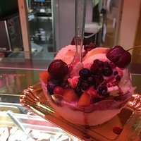 Coppa di gelato alla crema con frutta o se preferite macedonia di frutta con gelato alla crema..