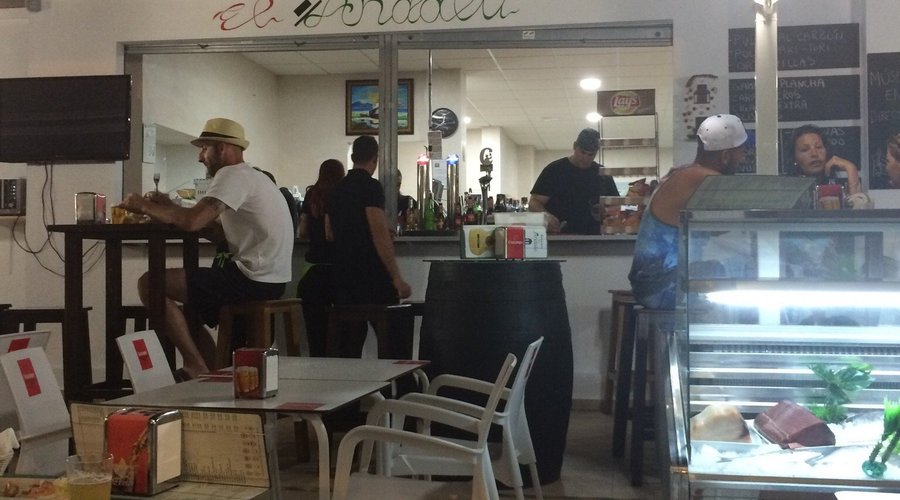 Bar restaurante que de  22.00 a 00.00 tiene música en directo maravillosa. Una de las camareras 