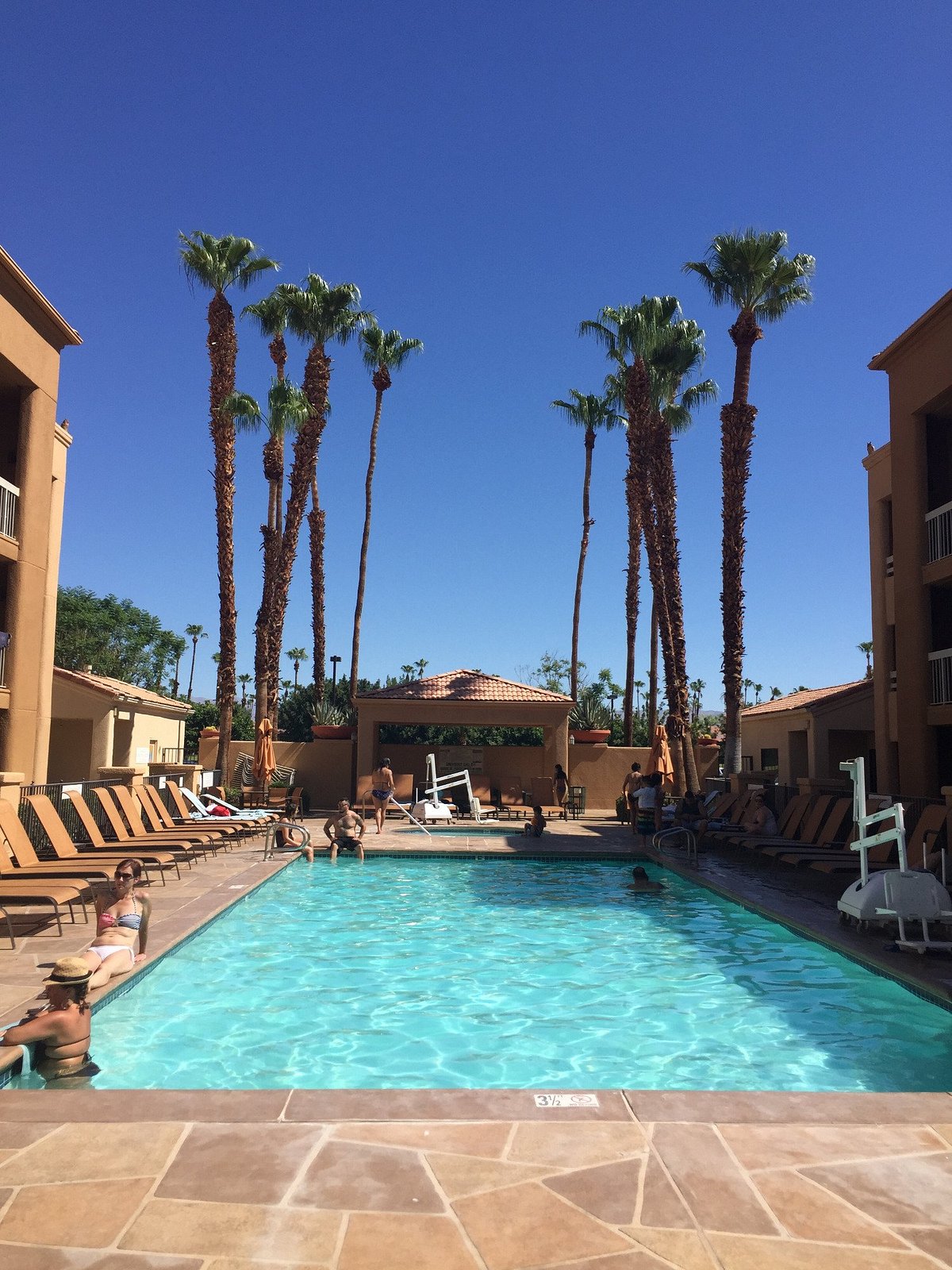 Palm Springs Hotels With Private Pools; Courtyard by Marriott Palm Springs - Pool: Fotos und Bewertungen