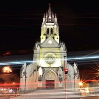 Linda e imponente, a Matriz de S. Sebastião fica no centro de Valinhos. Vista noturna.