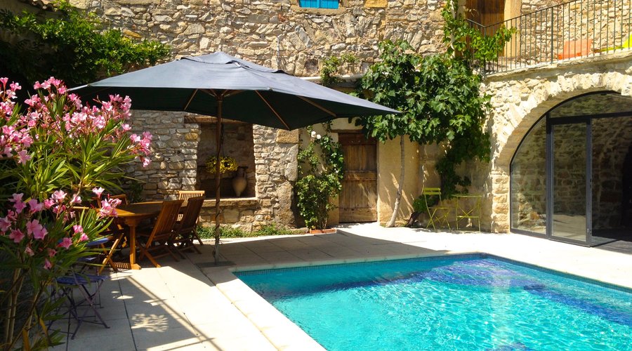 Cour intérieure avec piscine