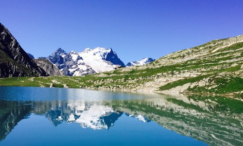 Vue du refuge et reflet de la Meije dans le Lac du Goelon juste en dessous du refuge