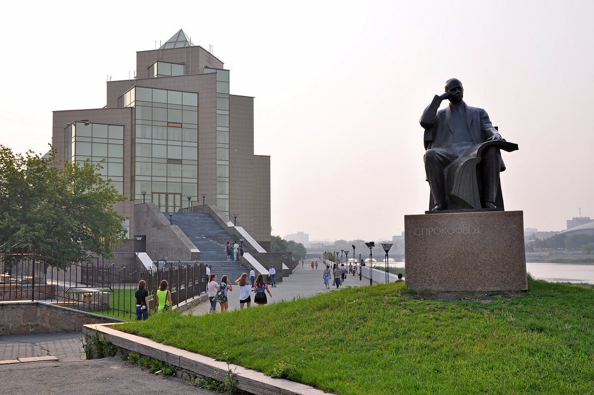 Памятники челябинска. Памятник Прокофьеву в Челябинске. Памятник Прокофьеву краеведческого музея Челябинск. Краеведческий музей Челябинск Прокофьев. Краеведческий музей Челябинск статуя.