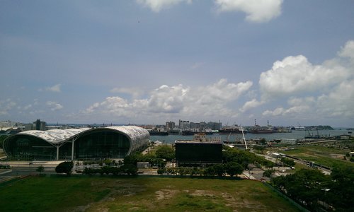 遠眺高雄展覽館