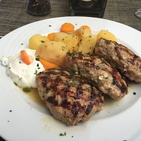 Bifteki mit Kartoffeln.