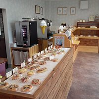 この写真に写ってない左後ろに食べられる場所ありました