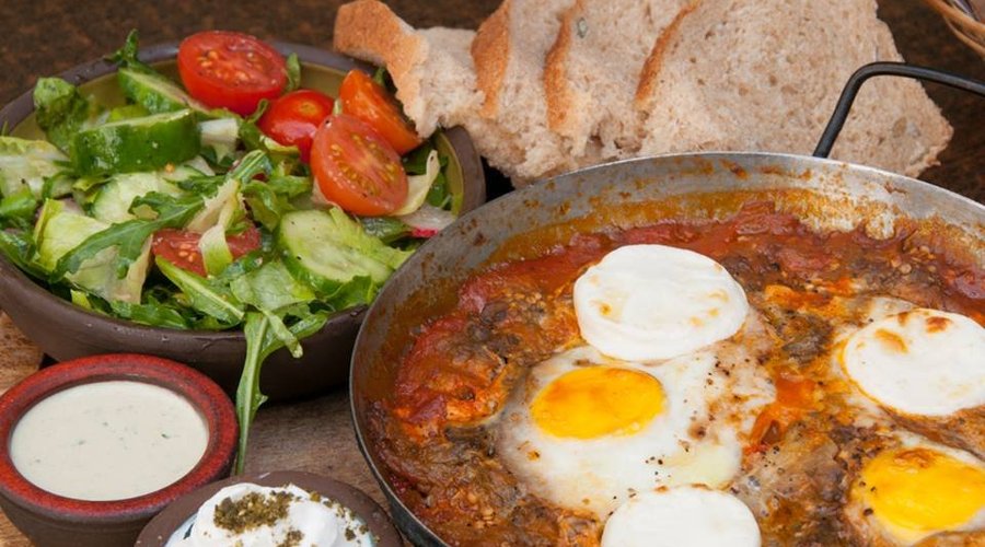 Tmol Shilshom's famous shakshuka
