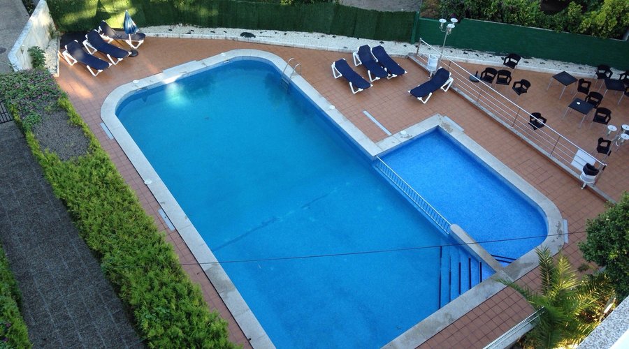 Vista impresionante de la ría de Vigo y piscina