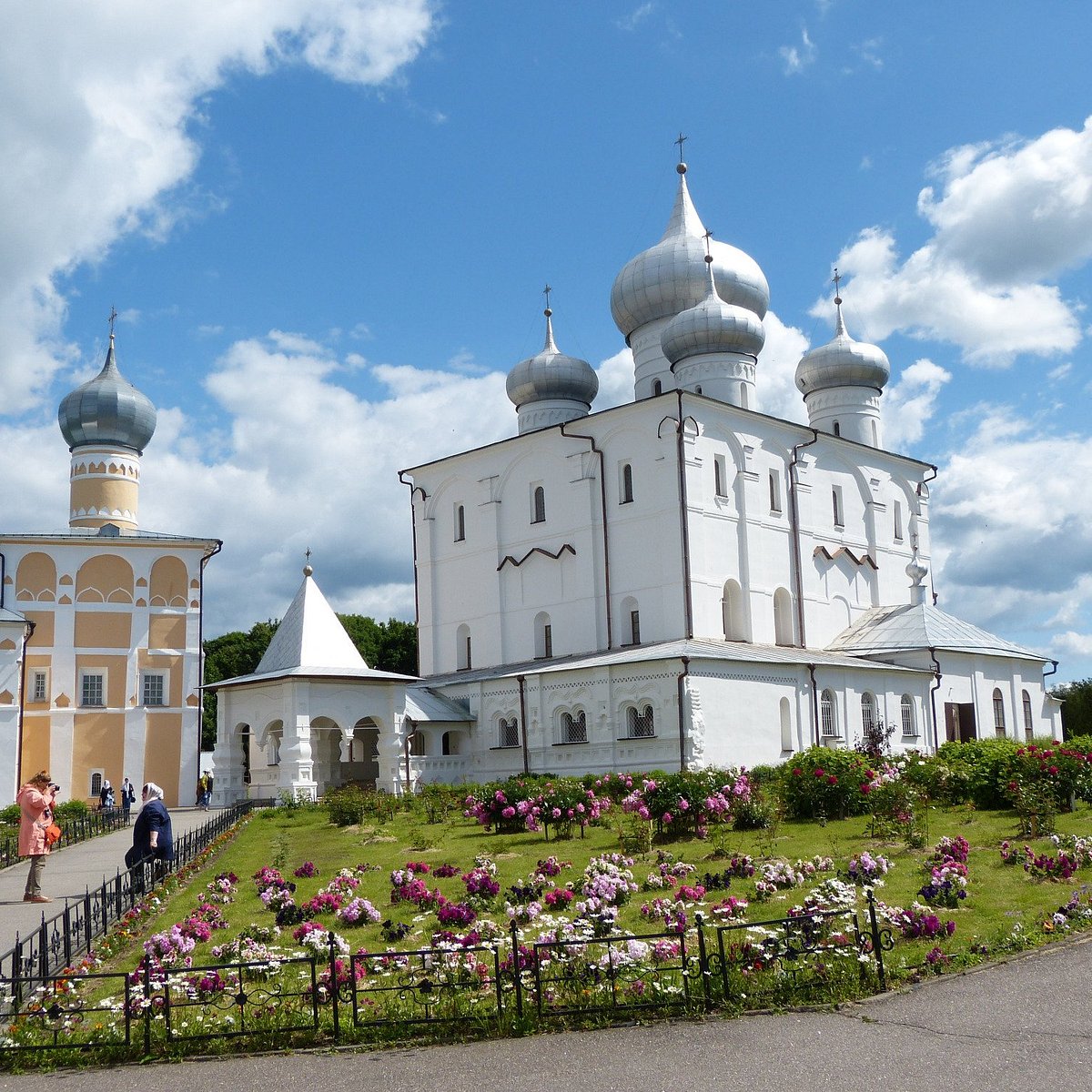 Погода хутынь. Хутынский монастырь в Великом Новгороде. Спасо-Преображенском соборе Варлаамо-Хутынского монастыря. Варлаамо-Хутынский Спасо-Преображенский монастырь.