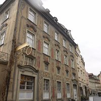 Uma linda casa barroca com varias janelas trabalhadas e desenhadas.