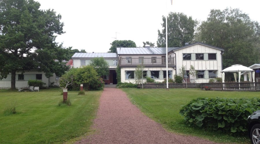 Uppfarten mot hotellet, gott om parkeringsplats
