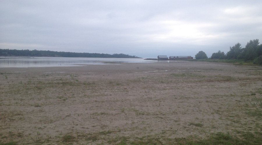 Stranden ligger framför hotellet över vägen, även delvis utsikt från rummet