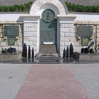 Памятник находится на набережной Корнилова