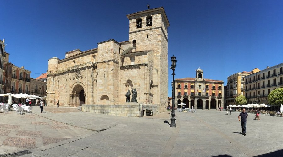 Panorámica de la Plaza Mayor de Zamora, lugar con ambiente social y eventos culturales