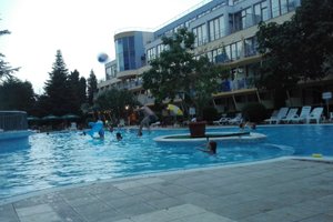 Basseng og strand