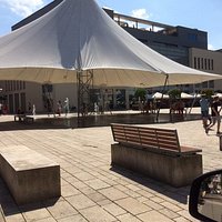 idyllischer Marktplatz mit Wasserfontainen
