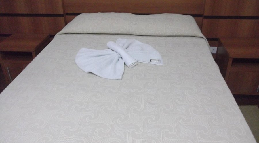 Toalhas arrumadas sobre a cama