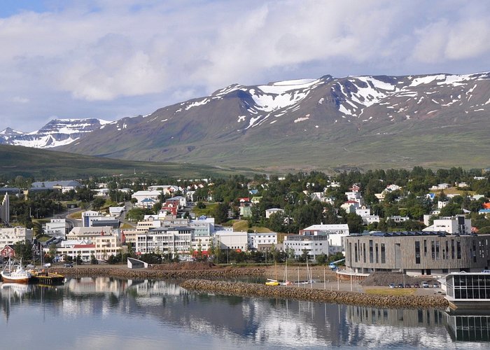 Panorama von Akureyri, links die Kirche, rechts das neue Kulturzentrum